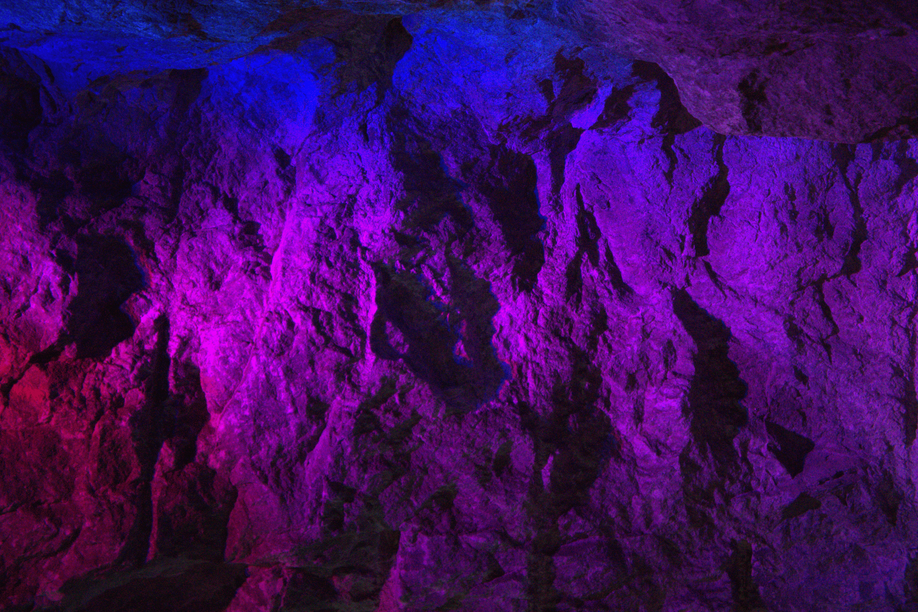 Työpöydän ja tietokoneen taustakuva hero-osiossa